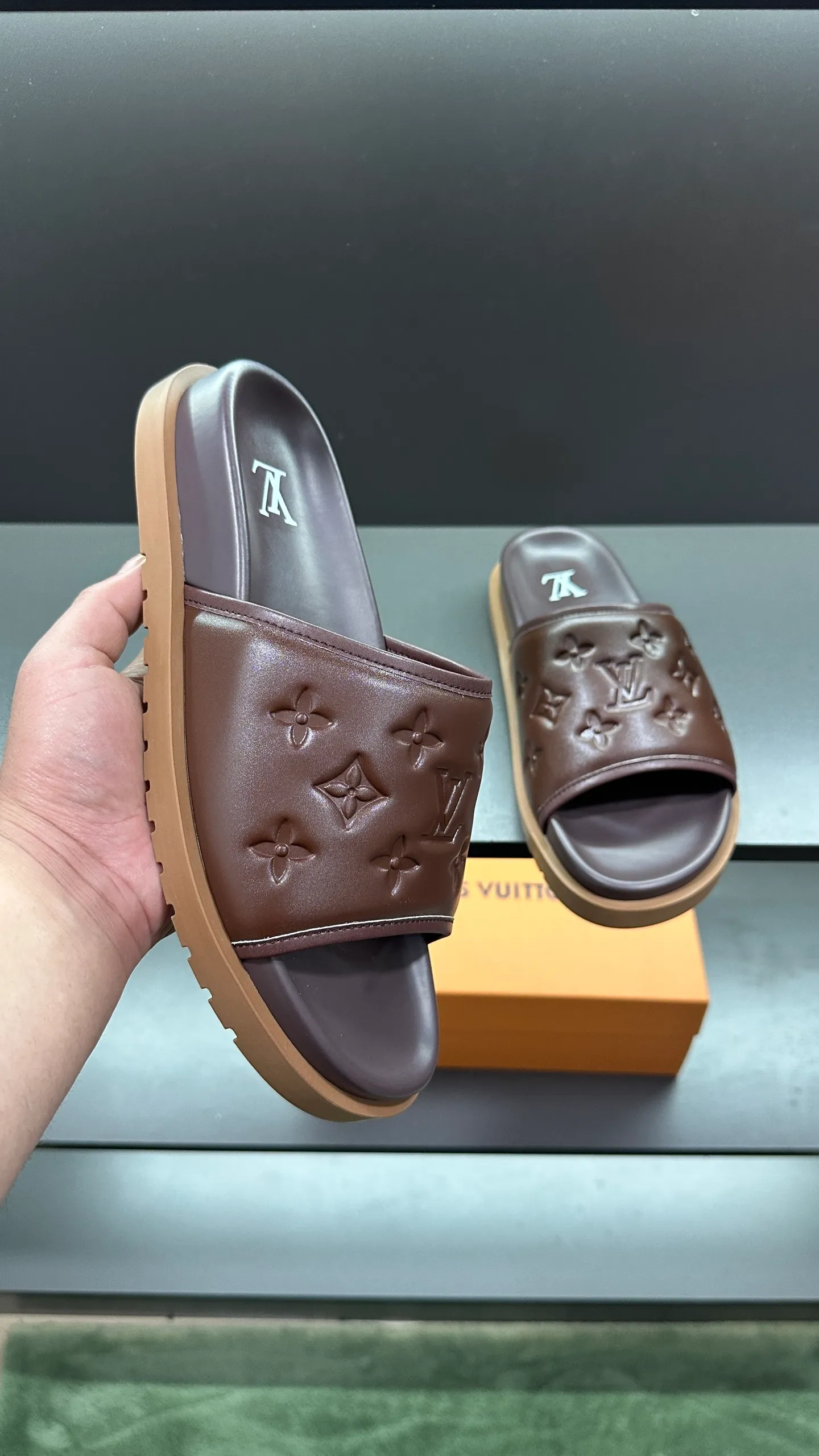 [L Home] P: 300💰Size: 38-45 Top purchasing lv men's summer slippers, classic presbyopia with soft real leather lining, unique color splicing effect, distinctive personality, fashionable and trendy essential style, light and comfortable. Lightweight and tough rubber insole, micro ridged foam outsole, super comfortable!